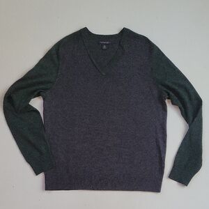 Banana Republic V-Neck Sweater in Charcoal and Forest Green